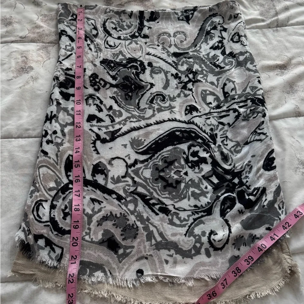 Isa & Stef Inc. floral Black and Gray lined knee length Patterned Skirt, size S